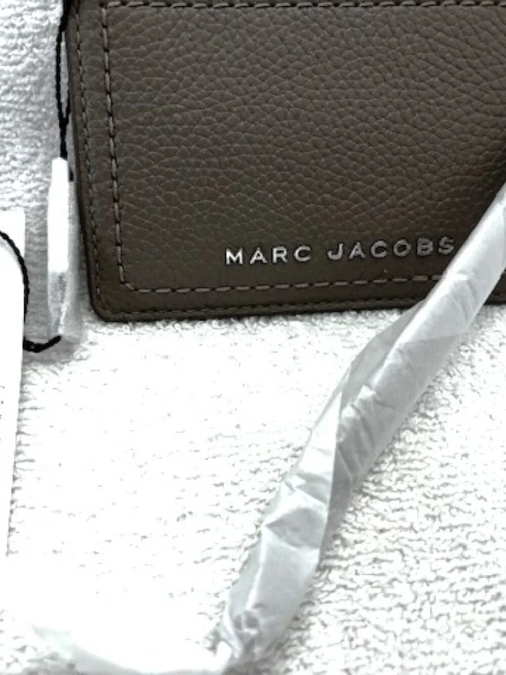 Marc Jacobs Groove pebble leather top zip wristlet card holder in Concrete gray